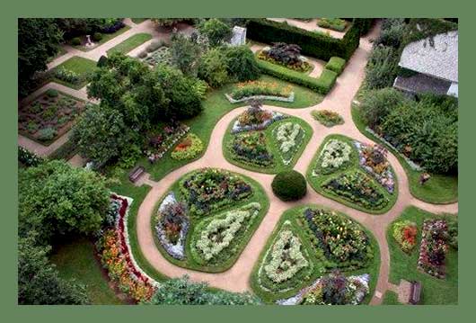 Попав в исторические сады Аннаполиса-Рояля, посетитель начинает тур с холмистого сада, окруженного живой изгородью из лаванды, основанного на английском дизайне 1638 года.