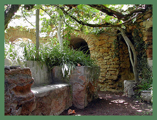 Подземные сады Форестье (Forestiere Underground Gardens) вне всякого сомнения необычны, если не сказать впечатляющи. Пройдя ворота, ведущие со вполне обычной американской улицы, вы попадаете в мир, созданный Бальдасаром Форестье (Baldasare Forestiere), си
