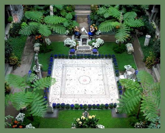 Преуспевающая покровительница искусств, Изабелла оформила свой музей как палаццо XV века в стиле венецианского Возрождения. Четыре этажа музея выходят во внутренний сад, в котором собраны флористические сокровища.