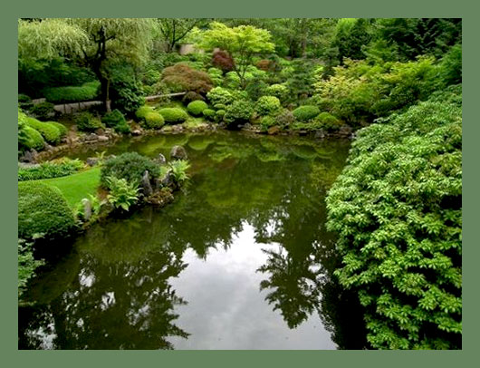 На дизайн сада в значительной степени повлияли три учения, тесно связанных с садами в японском стиле: синтоизм, буддизм и даосизм. Это сразу же бросается в глаза: в саду имеется пять различных областей, вместе образующих единое целое.