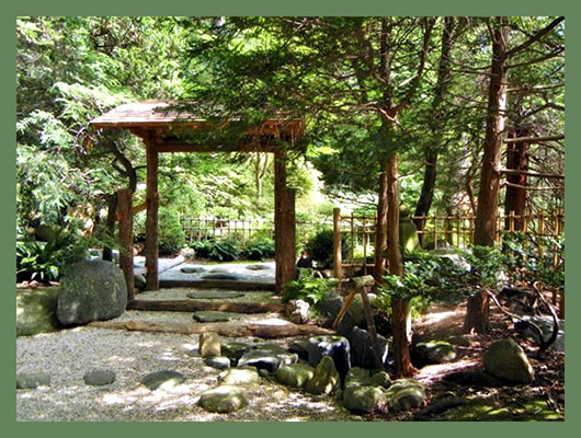 На этой площадке с крутым уклоном прогулочный сад вызывает впечатление затерянного в горах убежища, или yamazoto. Японский прогулочный сад имеет многовековую традицию и является местом для раздумий, где символизм играет главную роль.