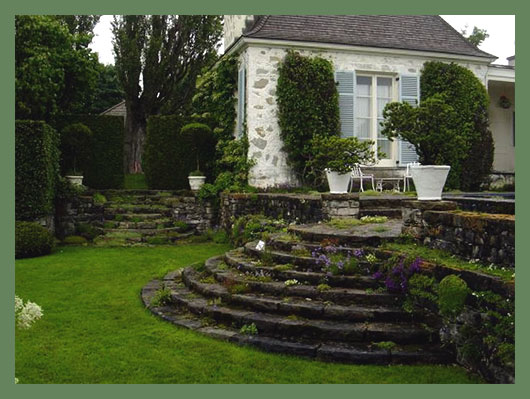 Ле Катр Ван являет собой овеществленный пример того, как правильно вписать сад в ландшафт, создав внутри него условия для выживания всех растений.
