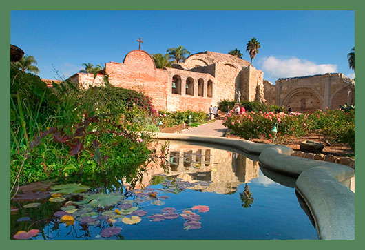 В проекте сад напоминает арабский четырехчастный chahar bagh, что буквально в переводе означает «четыре сада», в центре его находится бассейн и клумбы, разделенные дорожками. Сад наполнен сильными запахами и яркими цветами. Это по праву «Драгоценная Мисси