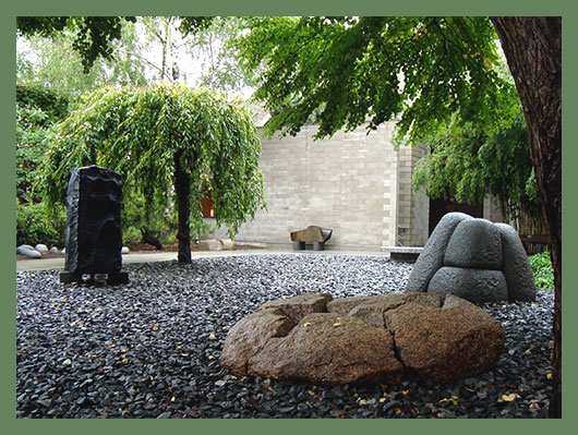 Наиболее поразительным в Скульптурном саду Ногучи, является непохожесть здания на музей или картинную галерею. Музей и находящийся в нем за каменной оградой скульптурный сад экспонирует сотни художественных работ.