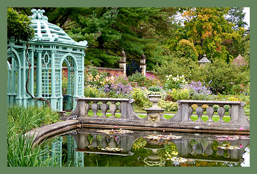 Сады Олд Вестбери являются подражанием английскому стилю XVII века. Снаружи ландшафт и сады вмещают эклектическое разнообразие стилей - английского, французского, датского, каждый из которых выразительно представлен.