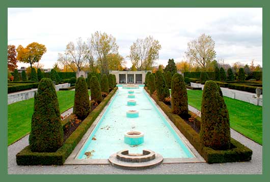 Ставшие историческим наследием, сады Парквуда носят отпечаток, одновременно, и размаха жизни в период между войнами XX века, и личного стиля человека, в голове которого родилась идея этого сада.