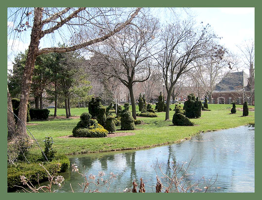 Если вам хочется увидеть картину французского постимпрессиониста Жоржа Сера «Воскресный день на острове Гранд-Жатт», составленную из подстриженных растений, то вам - сюда. Парк создал Джеймс Т. Мейсон: он захотел создать пейзаж из пейзажной живописи.