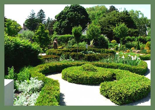 В рамках парка площадью 593 акров (240 га), протянувшегося вдоль дна долины реки Дон в центре Торонто, расположился Эдвардс Гарденс, в котором нашлось место для садовых посадок, большого сада камней и учебного сада и цветочных композиций.